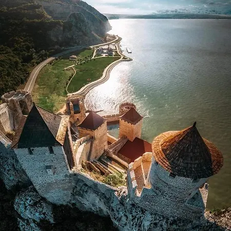 Nina Lejlighed Golubac